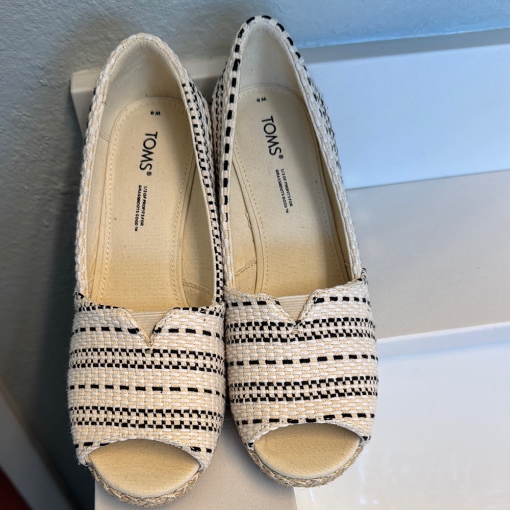 TOMS Women's Black and Cream Espadrilles